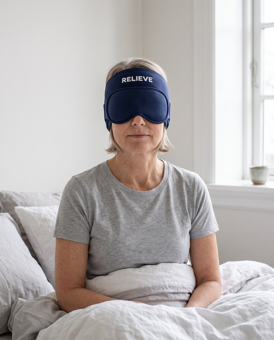 Mette hviler med Relieve migrænemasken på